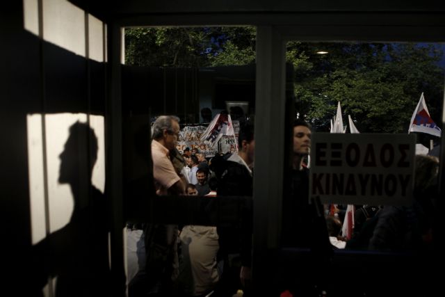 O Σαμαράς δεν είχε άλλη επιλογή, λένε οι FT για το «λουκέτο» στην ΕΡΤ